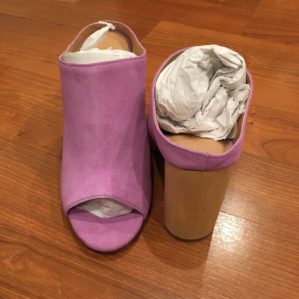 NWOT. SUEDE MULES